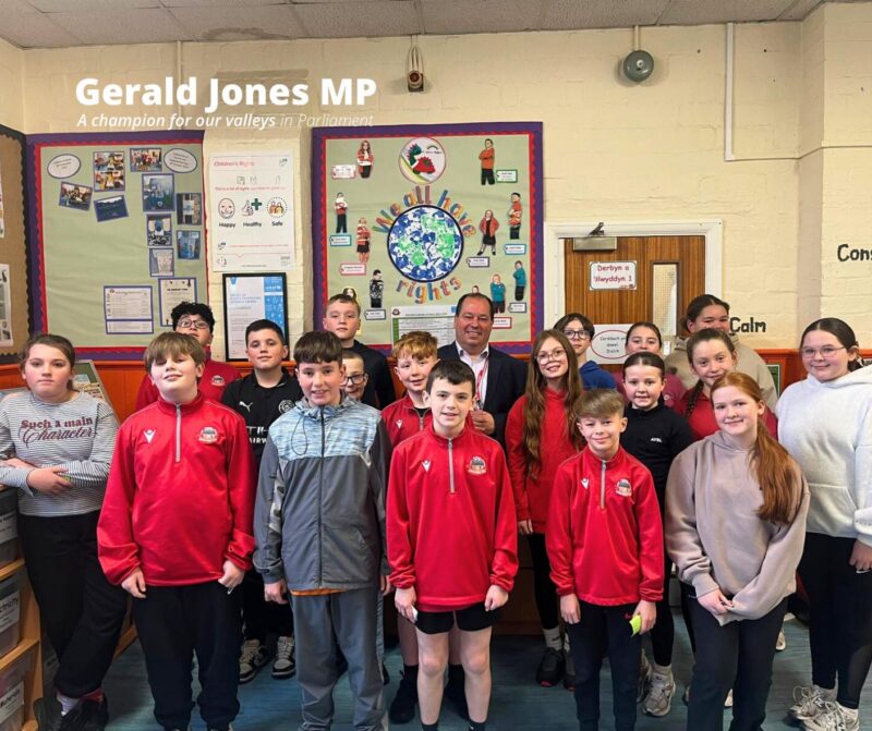 Image of Gerald Jones MP with pupils of Abernant Primary.