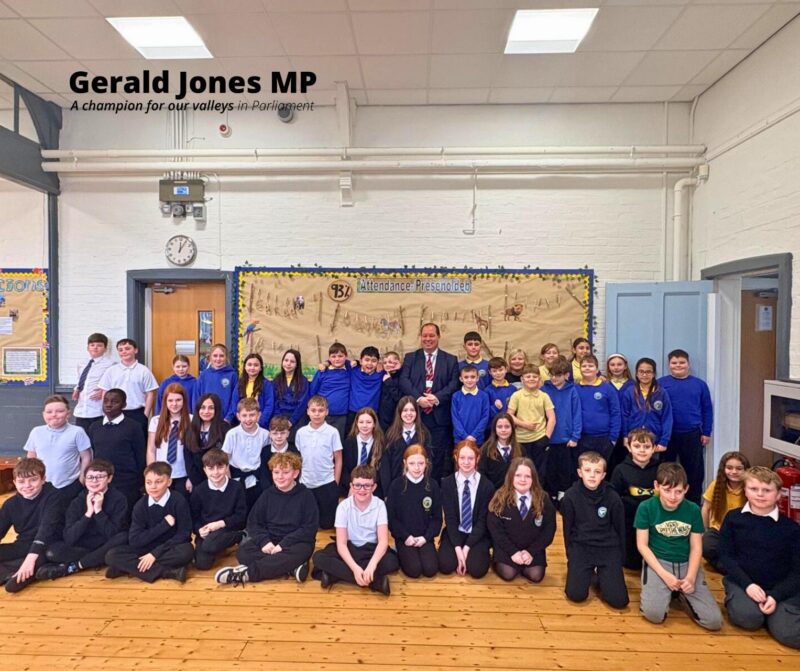 Image of Gerald Jones MP and pupils of Caradog Primary.