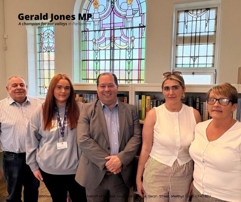 Image of Gerald Jones MP with Cllr Gareth Richards, Jayne and staff at the library.