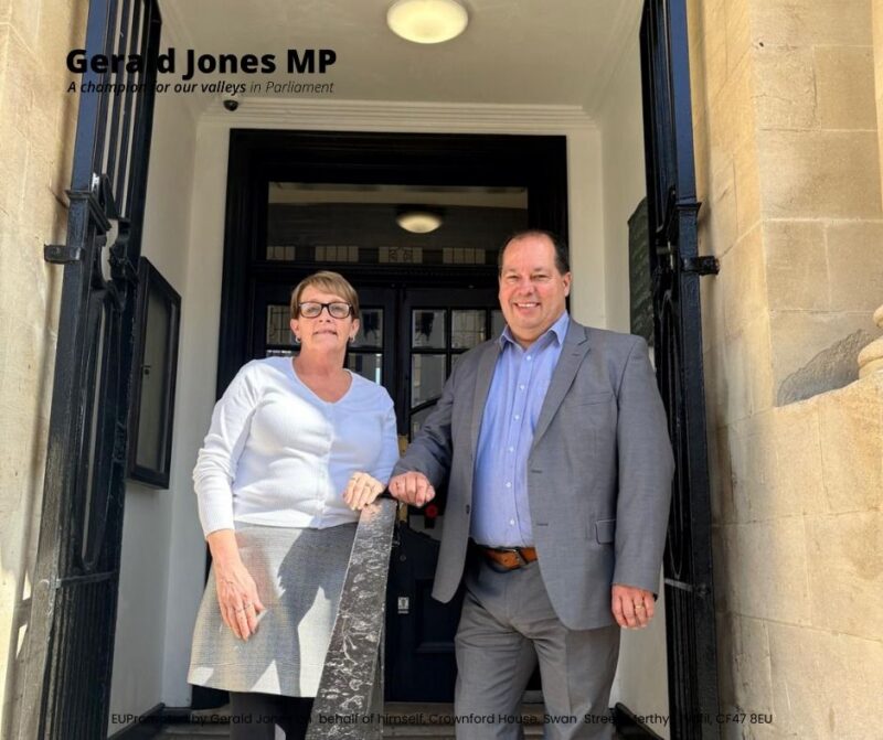 Image of Gerald Jones MP and Jayne Edwards on the library steps.