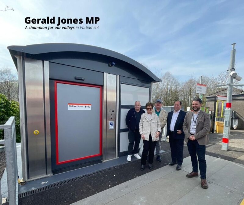 Image of Gerald Jones MP with the Councillors at Aberdare Station.